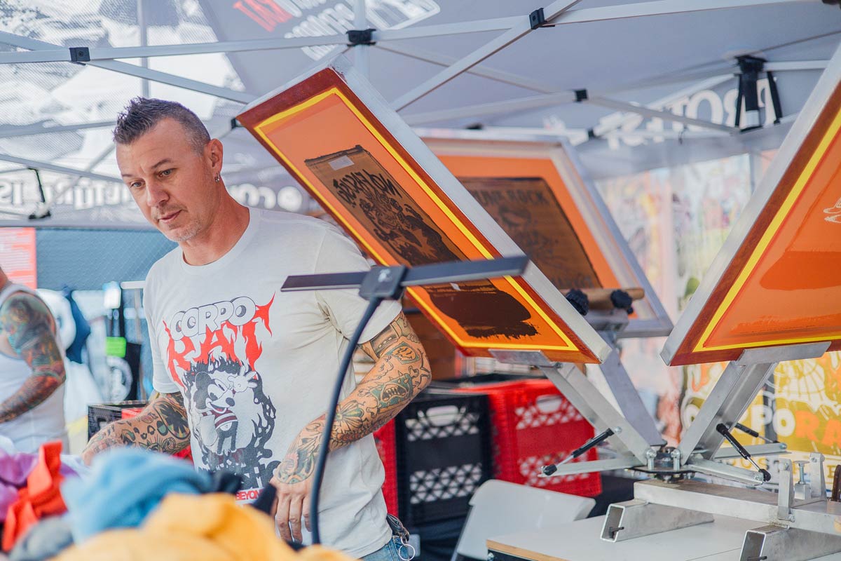 24-punkrockfleamarket_corporat_lunniss