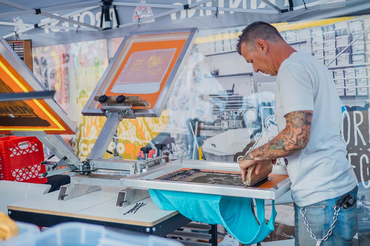 27-punkrockfleamarket_corporat_lunniss